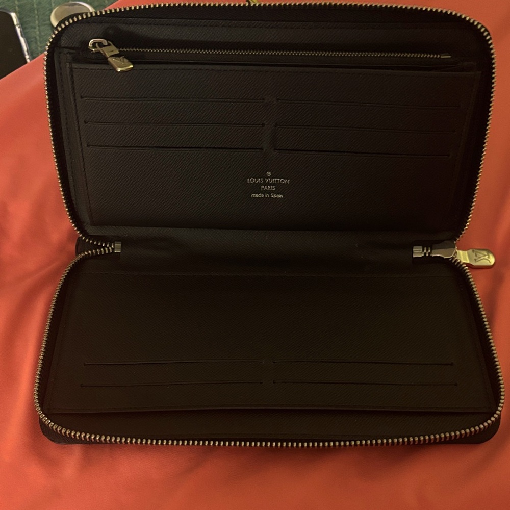 Louis Vuitton luxury  Black unisex Wallet